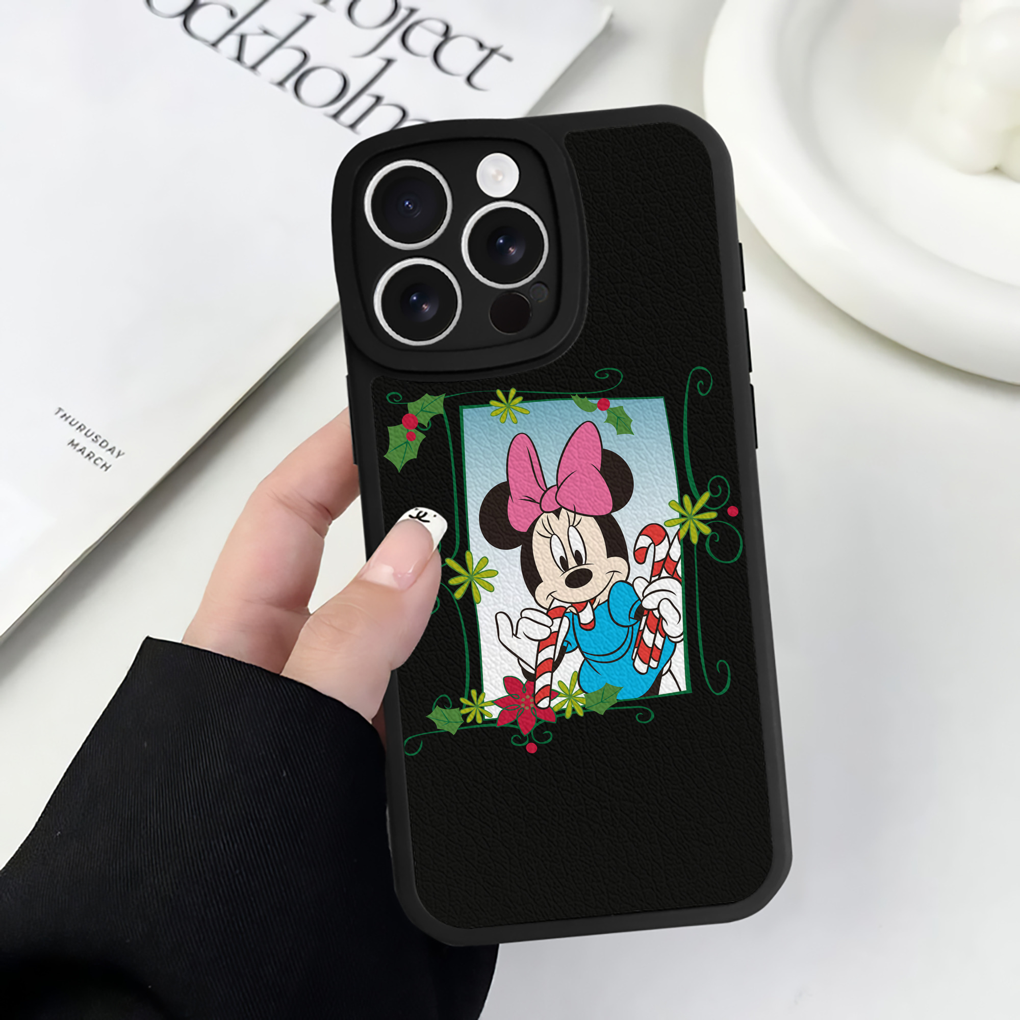 （画像用） ミッキーマウス Mickey Mouse 【iPhone 16シリーズ対応】シリコンスマホケース（レザー調） 材質：シリコン